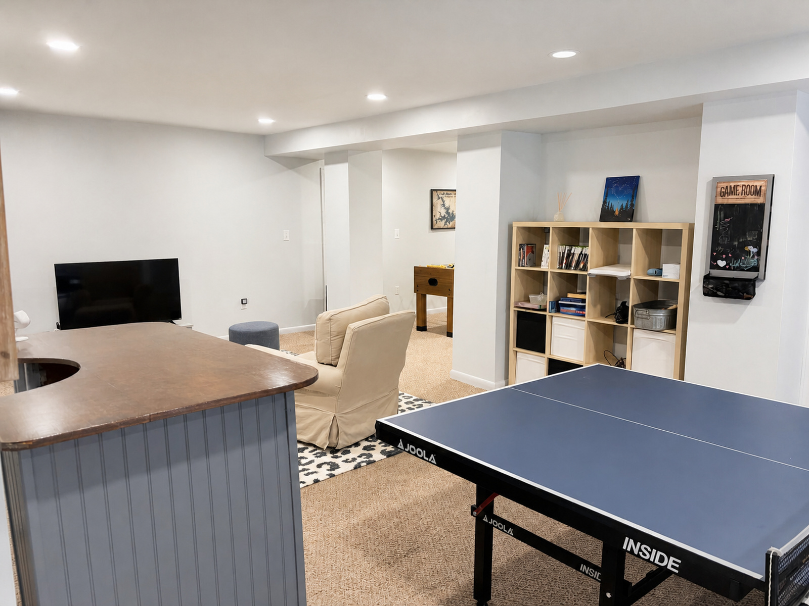 Lower-level recreation bonus room at Beaches Be Salty with ping-pong table, bar, TV, and seating